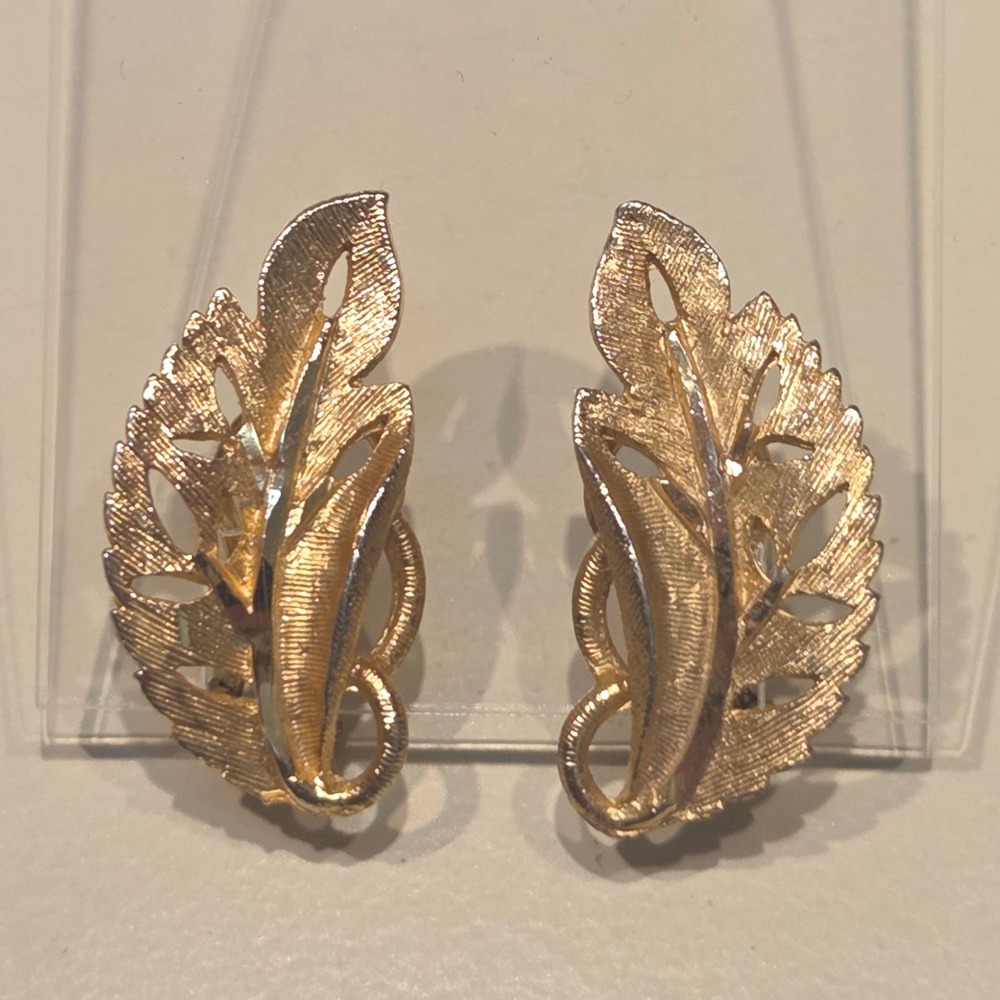 Vintage BSK Signed Gold Toneโ Leaf Filigree Women's Jewelry Clip On Earrings